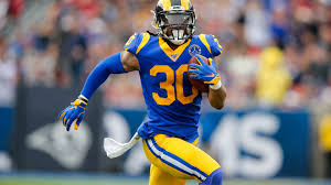 Sanders s'oppose à Gurley portant le maillot n ° 21